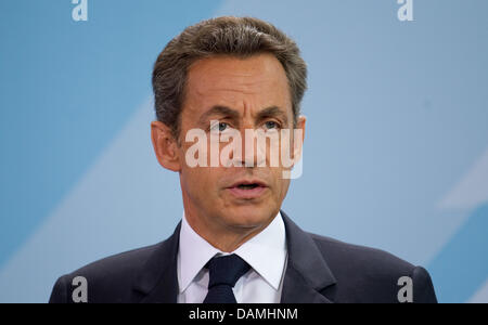 Der französische Präsident Nicolas Sarkozy spricht auf einer Pressekonferenz in der Staatskanzlei in Berlin, Deutschland, 17. Juni 2011. Merkel hat Sarkozy zu bilateralen Gesprächen getroffen. Foto: Michael Kappeler Stockfoto