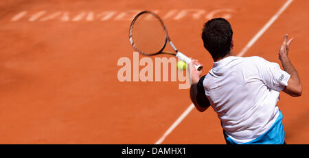 Hamburg, Deutschland. 16. Juli 2013. Argentinischer Tennisspieler Federico Delbonis schlägt den Ball in der ersten Vorrundenspiel gegen Reister aus Deutschland beim ATP Turnier in Hamburg, Deutschland, 16. Juli 2013. Foto: AXEL HEIMKEN/Dpa/Alamy Live News Stockfoto