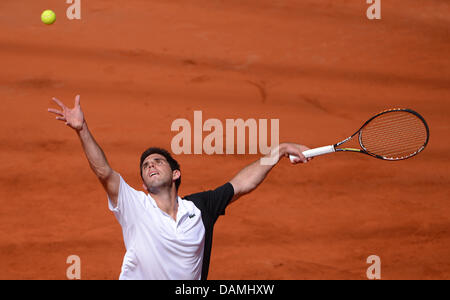 Hamburg, Deutschland. 16. Juli 2013. Argentinischer Tennisspieler Federico Delbonis dient den Ball in der ersten Vorrundenspiel gegen Reister aus Deutschland beim ATP Turnier in Hamburg, Deutschland, 16. Juli 2013. Foto: AXEL HEIMKEN/Dpa/Alamy Live News Stockfoto