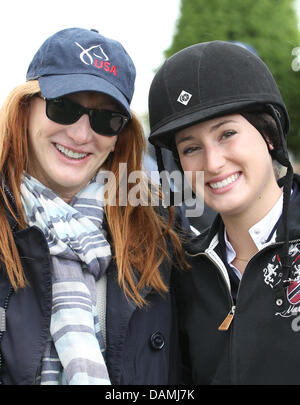 Die Tochter des US amerikanischen Sänger Bruce Springsteen, Jessica Springsteen (R), und ihre Mutter Patti Scialfa (L) Pose bei den Young Riders Festival der Performance Sales International Events in Hagen ATW, Deutschland, 18. Juni 2011. Foto: FRISO GENTSCH Stockfoto