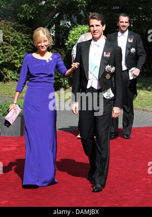 Prinz Pavlos und Kronprinzessin Marie-Chantal von Griechenland kommen für die kirchliche Trauung von Prinzessin Nathalie von Sayn-Wittgenstein-Berleburg und Alexander Johannsmann in der evangelischen Kirche der Burg in Bad Berleburg, Deutschland, 18. Juni 2011. Das Paar hatte eine standesamtliche Trauung am 27. Mai 2010. Foto: Albert Nieboer Niederlande Stockfoto