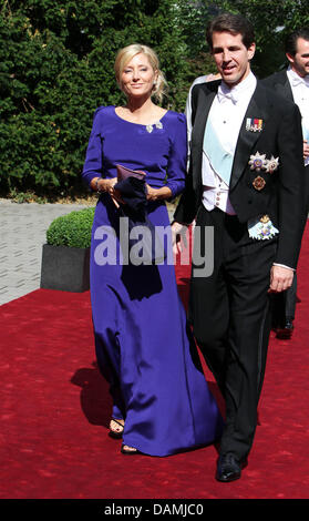 Prinz Pavlos und Kronprinzessin Marie-Chantal von Griechenland kommen für die kirchliche Trauung von Prinzessin Nathalie von Sayn-Wittgenstein-Berleburg und Alexander Johannsmann in der evangelischen Kirche der Burg in Bad Berleburg, Deutschland, 18. Juni 2011. Das Paar hatte eine standesamtliche Trauung am 27. Mai 2010. Foto: Albert Nieboer Niederlande Stockfoto