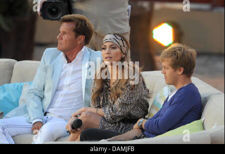 Musikproduzent Dieter Bohlen (l), U.S.-Harfenspieler Jennifer Lopez Und Formel-1-Pilot Sebastian Vettel Sind am Samstag (18.06.2011) in der ZDF-Sendung "Wetten, dass...?" in der Stierkampfarena "Coliseo Balear" in Palma De Mallorca Auf der Mittelmeerinsel Mallorca Zu Gast. Zum mündete Mal Semesters Eine "Wetten, dass...?" -Ausgabe Auf Mallorca Statt. Foto: Patrick Seeger Dpa +++(c) Dpa - Bildf Stockfoto