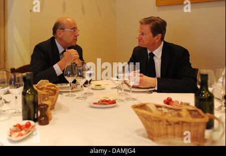 Der französischen Außenminister Alain Juppé Und Bundesaußenminister Guido Westerwelle (R, FDP) einer bin Samstag (18.06.2011) in Bordeaux (Frankreich) Bei Einem anzutreffen Zusammen. Nach Dem Essen Sahen Sich Die Beiden Politiker Ein Feuerwerk des Flussfestes eine der Garonne JG Westerwelle ist Zu Einem Zweitägigen Besuch in Frankreich. Foto: Rainer Jensen dpa Stockfoto