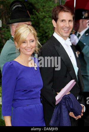 Prinz Pavlos und Kronprinzessin Marie-Chantal von Griechenland verlassen nach dem religiösen Hochzeit von Prinzessin Nathalie von Sayn-Wittgenstein-Berleburg und Alexander Johannsmann in der evangelischen Kirche der Burg in Bad Berleburg, Deutschland, 18. Juni 2011. Das Paar hatte eine standesamtliche Trauung am 27. Mai 2010. Foto: Patrick van Katwijk Stockfoto