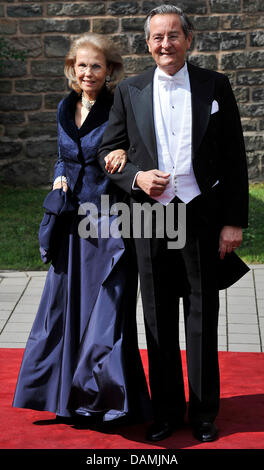 Gabriela Fürstin von Sayn-Wittgenstein-Sayn und Prinz Alexander von Sayn-Wittgenstein-Sayn kommen für die kirchliche Trauung von Prinzessin Nathalie von Sayn-Wittgenstein-Berleburg und Alexander Johannsmann in der evangelischen Kirche der Burg in Bad Berleburg, Deutschland, 18. Juni 2011. Das Paar hatte eine standesamtliche Trauung am 27. Mai 2010. Foto: Henning Kaiser Stockfoto