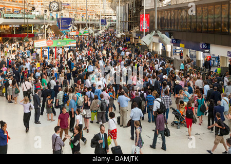 Massen von Menschen warten auf die Züge am Waterloo Bahnhof, London, England, Großbritannien Stockfoto