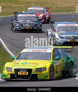 Das Rennen beginnt mit deutschen DTM-Pilot Martin Tomczyk wer das Rennen in einem gelben Audi (l gewinnt) auf der Rennstrecke Lausitzring in Klettwitz, Deutschland, 19. Juni 2011. Tomczyk gewann vor seinem Teamkollegen Timo Schneider und Bruno Spregler. Foto: Bernd Settnik Stockfoto