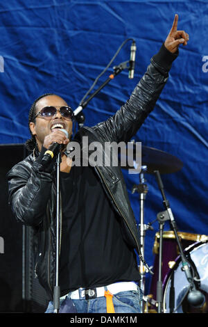 Yosef Wolde-Mariam, Sänger der norwegischen Hip-Hop und Reggae-Band Madcon, führt auf der Bühne während der Stadiontour der deutschen Komiker Mario Barth in Veltins Arena in Gelsenkirchen, Deutschland, 18. Juni 2011. Die Tour begann am 4. Juni und endet am 16. Juni 2011 in Berlin. Foto: Revierfoto Stockfoto