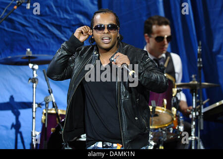 Yosef Wolde-Mariam, Sänger der norwegischen Hip-Hop und Reggae-Band Madcon, führt auf der Bühne während der Stadiontour der deutschen Komiker Mario Barth in Veltins Arena in Gelsenkirchen, Deutschland, 18. Juni 2011. Die Tour begann am 4. Juni und endet am 16. Juni 2011 in Berlin. Foto: Revierfoto Stockfoto