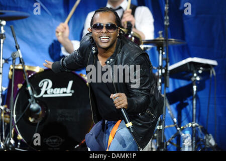 Yosef Wolde-Mariam, Sänger der norwegischen Hip-Hop und Reggae-Band Madcon, führt auf der Bühne während der Stadiontour der deutschen Komiker Mario Barth in Veltins Arena in Gelsenkirchen, Deutschland, 18. Juni 2011. Die Tour begann am 4. Juni und endet am 16. Juni 2011 in Berlin. Foto: Revierfoto Stockfoto