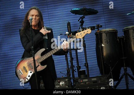 Mitglied der Fhe-Rock-Band "Eagles" Timothy B. Schmit führt auf der Bühne die Band erste Konzert der Deutschland-Tour auf dem "Bowling Green" in Wiesbaden, Deutschland, 19. Juni 2011. Die Eagles begann ihre Tour unter dem Titel "Long Road Out Of Eden". Foto: Fredrik von Erichsen Stockfoto
