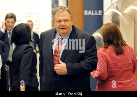 Griechische Finanzminister Evangelos Venizelos ist auf seinem Weg zum EU-Treffen der Finanzminister für den Europäischen Stabilitätsmechanismus in Luxemburg, 20. Juni 2011 abgebildet. Die europäischen Finanzminister beraten über das weitere Rettungspaket für Griechenland. Foto: RAINER JENSEN Stockfoto