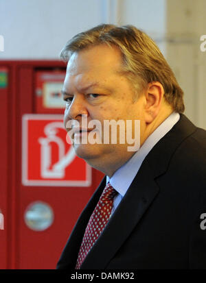 Griechenlands Finanzminister Evangelos Venizelos steht neben einem Feuerlöscher auf dem Treffen der Finanzminister in Luxemburg, Luxemburg, 20. Juni 2011. Die EU-Finanzminister diskutieren weitere Hilfe für Griechenland. Foto: Rainer Jensen Stockfoto