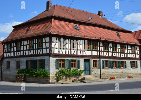 wunderbar restaurierte Fachwerkhaus steht im Goßmanndorf in Franken, Hassberge Bayern Deutschland Stockfoto