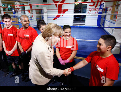 Bundeskanzlerin Angela Merkel plaudert mit Jugendlichen nach eine Boxen-Performance bei einem Jugendsport-Center in Frankfurt Am Main, Deutschland, 20. Juni 2011. Merkel besucht mehrere Jugendeinrichtungen in Frankfurt am Main. Foto: RALPH ORLOWSKI Stockfoto