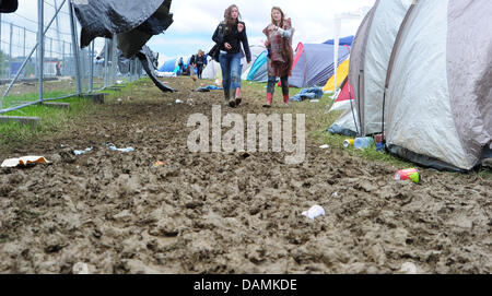 Zwei Festival-Besucher Fuß durch den Schlamm auf dem Southside Festival in Neuhausen Ob Eck, Deutschland, 19. Juni 2011. Bis zu 50.000 Gäste wurden am 12. Southside-Festival erwartet. Vom 17. bis 19 Juni führen mehrere beliebte Bands auf vier Bühnen auf einem ehemaligen Militärflugplatz. Foto: Marc Müller Stockfoto