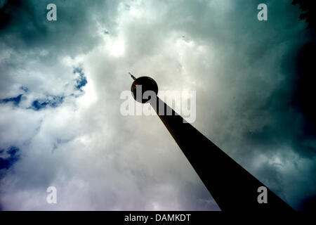 Dunkle Regenwolken hängen über den Fernsehturm in Berlin, Deutschland, 20. Juni 2011. Foto: Maurizio Gambarini Stockfoto