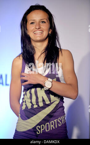 (Dpa Datei) - ein Datei-Bild datiert 9. Juni 2011 des deutschen Fußball-Spieler Fatmire Bajramaj lächelnd auf der Bühne bei einem Nike-Event in Hamburg, Deutschland. Für eine lange Zeit den Frauenfußball Spieler vernachlässigt worden und nun sind sie gesponsert. Frauen Fußball-Spieler wie Fatmire "Lira" Bajramaj sind verantwortlich für ein neues Bild ihrer Sportart. Foto: Carmen Jaspersen Stockfoto