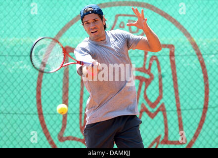 Hamburg, Deutschland. 16. Juli 2013. Deutscher Tennisspieler Tommy Haas trainiert auf einem Platz neben dem Center-Court auf der ATP-Turnier in Hamburg, Deutschland, 16. Juli 2013. Foto: AXEL HEIMKEN/Dpa/Alamy Live News Stockfoto