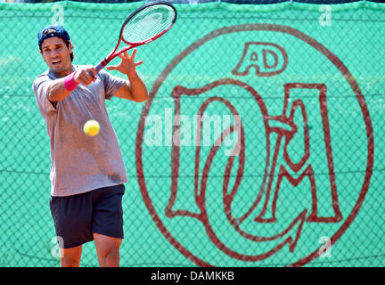 Hamburg, Deutschland. 16. Juli 2013. Deutscher Tennisspieler Tommy Haas trainiert auf einem Platz neben dem Center-Court auf der ATP-Turnier in Hamburg, Deutschland, 16. Juli 2013. Foto: AXEL HEIMKEN/Dpa/Alamy Live News Stockfoto