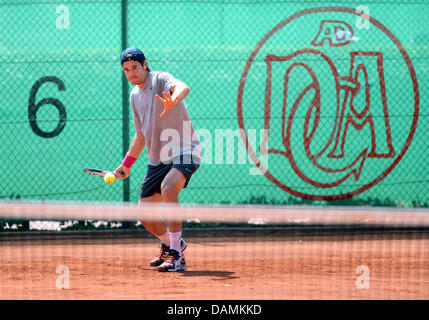 Hamburg, Deutschland. 16. Juli 2013. Deutscher Tennisspieler Tommy Haas trainiert auf einem Platz neben dem Center-Court auf der ATP-Turnier in Hamburg, Deutschland, 16. Juli 2013. Foto: AXEL HEIMKEN/Dpa/Alamy Live News Stockfoto