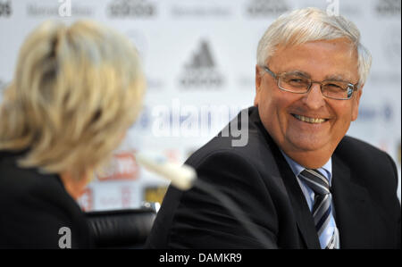 Deutscher Frauen Fußball-Bundestrainer Silvia Neid (L) und deutschen Fußball-Bundes (DFB) President Theo Zwanziger (R) an eine Pressekonferenz in Berlin, Deutschland, 21. Juni 2011 teilnehmen. Silvia Neid bleibt bis 2016 Trainer der deutschen Frauen-Fußball-Team. Der Vertrag von der 47-j hrige wurde für weitere drei Jahre verlängert, der deutsche Fußball Bund DFB veröffentlicht fünf Tage vor Stockfoto