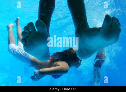 (Dpa-Datei) - ein Datei-Bild datiert 6. August 2007 von Jugendlichen schwimmen in einem Pool in Darmstadt, Deutschland. Schulferien für 850.000 Schüler in Hessen startet am 23. Juni 2011. Foto: Arne Dedert Stockfoto