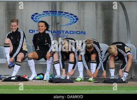 Deutsche Spieler Simone Laudehr (L), Fatmire Bajramaj (2. bis L) und einige ihrer Mitspieler die deutsche Frauen Fußball Nationalmannschaft, ziehen Sie ihre Schuhe vor einem Training in Berlin, Deutschland, 21. Juni 2011. Am 26. Juni 2011 wird das Team der FIFA Frauen WM gegen Kanada am Olympiastadion in Berlin eröffnet. Foto: Rainer Jensen Stockfoto