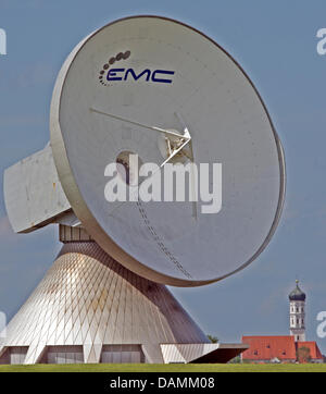 Die Wallfahrtskapelle St. Johann steht neben einem großen Parabolantenne der Erde Station in der Nähe von Raisting, Deutschland, 21. Juni 2011. Foto: Peter Kneffel Stockfoto