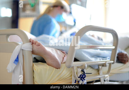 Ein Patient, der EHEC-Bakterien habe, ist auf der Intensivstation an der medizinischen Hochschule Hannover in Hannover, Deutschland, 21. Juni 2011. Die Frau ist mit einer neuen Methode zu einem Dialysegerät behandelt. Die Frau bekam das so genannte hämolytische urämische Syndrom (HUS) und schweren neurologischen Erkrankungen leiden. Foto: JULIAN STRATENSCHULTE Stockfoto