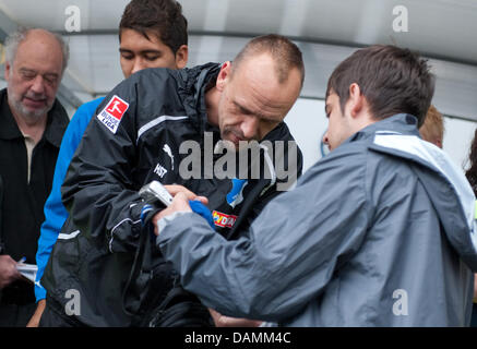 Hoffenheim Trainer Holger Stanislawski kommt im Dietmar-Hopp-Stadion für den Beginn des neues Training der TSG 1899 Hoffenheim in Hoffenheim, Deutschland, 22. Juni 2011. Foto: Uwe Anspach Stockfoto