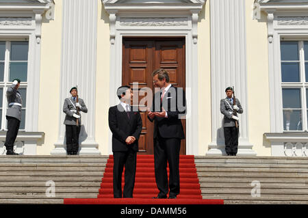 Japanische Kronprinz Naruhito (l) wird von Bundespräsident Christian Wulff vor Schloss Bellevue in Berlin, Deutschland, 22. Juni 2011 begrüßt. Der japanische Prinz bleibt in Berlin für einen drei-Tages-Besuch. Foto: Rainer Jensen Stockfoto