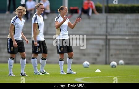 Deutsche Spieler von der Frauen Fußball-team Martina Mueller, Alexandra Popp und Inka Grings (l-R) Lächeln während einer Trainingseinheit des Teams in der Vorbereitung für die FIFA Frauen WM in Berlin, Deutschland, 22. Juni 2011. Die FIFA Frauen WM findet vom 26. Juni bis 17. Juli 2011 in Deutschland. Foto: Carmen Jaspersen Stockfoto