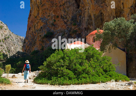 weibliche Wanderer in den Canyon Agiofarango, Kirche von Agios Nikolaos, Süd Creta Island, Griechenland, Kreta Stockfoto