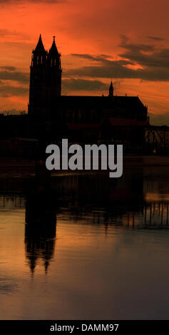 Die Kathedrale der Heiligen Katharina und Maurice gilt bei Sonnenuntergang am Ufer der Elbe in Magdeburg, Deutschland, 22. Juni 2011. Die aktuellen Hauptstadt des Bundesland Sachsen / Anhalt gegründet 805 und im Laufe seiner Geschichte, war es die Kaiserstadt von Otto I und Mitglied der Hanse. Magdeburg wurde im 18. Jahrhundert die stärkste preußische Festung und Stockfoto