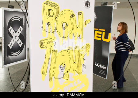 Das Schweizer Plakat, "Arosa" (2010, GVA Studio) für die Ausstellung "Schweiz: Design for Life", hängt im Kulturforum in Berlin, Deutschland, 23. Juni 2011. Am Kulturforum am Potsdamer Platz vom 24. Juni bis 17. Juli 2011 ist die Ausstellung 100 Beste Plakate für das Jahr 2010 aus Deutschland, Österreich und der Schweiz zu sehen. Foto: TOBIAS KLEINSCHMIDT Stockfoto