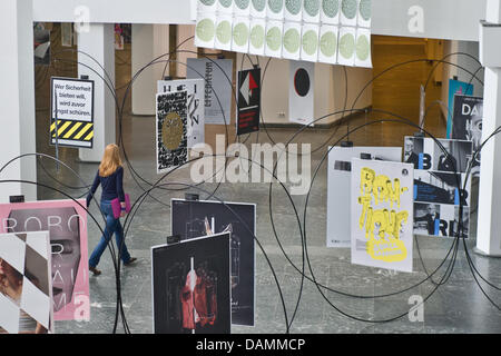 Plakate der hand im Kulturforum in Berlin, Deutschland, 23. Juni 2011. Am Kulturforum am Potsdamer Platz vom 24. Juni bis 17. Juli 2011 ist die Ausstellung 100 Beste Plakate für das Jahr 2010 aus Deutschland, Österreich und der Schweiz zu sehen. Foto: TOBIAS KLEINSCHMIDT Stockfoto