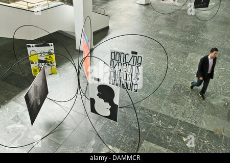 Plakate der hand im Kulturforum in Berlin, Deutschland, 23. Juni 2011. Am Kulturforum am Potsdamer Platz vom 24. Juni bis 17. Juli 2011 ist die Ausstellung 100 Beste Plakate für das Jahr 2010 aus Deutschland, Österreich und der Schweiz zu sehen. Foto: TOBIAS KLEINSCHMIDT Stockfoto