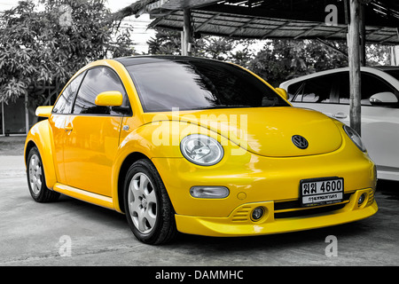 Volkswagen Beetle neuen Stil gelb modernen VW-Motorwagen. Thailand S. E. Asien Stockfoto