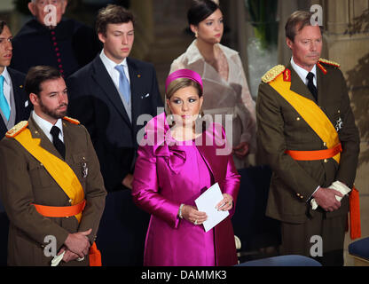 Prinz Louis, Prinz Sebastian, Prinzessin Alexandra, erbliche Großherzog Guillaume, Großherzogin Maria Teresa und Großherzog Henri (hinten L-FRONT R) besuchen Sie die Feierlichkeiten zum Nationalfeiertag mit einem Te Deum im Luxemburger gehen und das Defilee am Ave de Liberte in Luxemburg, Luxemburg, 23. Juni 2011. Foto: Albert van der Werf Niederlande Stockfoto