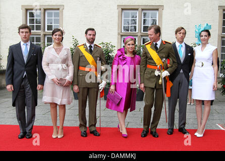 Sebastian Prinz, Prinzessin Alexandra, erbliche Großherzog Guillaume, Großherzogin Maria Teresa, Großherzog Henri, Prinz Louis und Prinzessin Tessy (L-R) besuchen Sie die Feierlichkeiten zum Nationalfeiertag mit einem Te Deum im Luxemburger gehen und das Defilee am Ave de Liberte in Luxemburg, Luxemburg, 23. Juni 2011. Foto: Albert van der Werf Niederlande Stockfoto