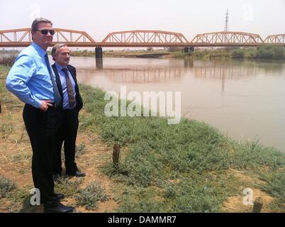 Deutscher Außenminister Guido Westerwelle (L) und dem deutschen Botschafter in Sudan, Rainer Eberle, besuchen den Zusammenfluss des blauen und weißen Nil in Khartoum, Sudan, 23. Juni 2011. Während seines Besuchs im Sudan Westerwelle wird zunächst Gespräche in der Hauptstadt Khartum, dann Reisen in die Krisenregion Darfur und im Süden des Landes, einer Region, die ihre Unabhängigkeit zu erklären Stockfoto