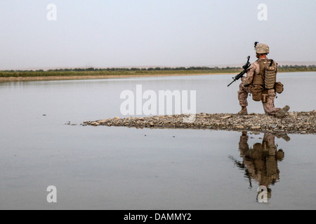 Ein US-Marine bietet Sicherheit bei einer Durchsuchung eines Dorfes Aufständischen 5. Juli 2013 in der Provinz Helmand, Afghanistan. Stockfoto
