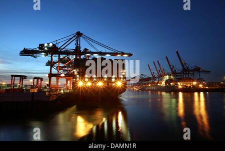 (DATEI) Eine Archivfoto vom 23. Oktober 2008 zeigt riesige Containerschiffe werden entladen und geladen an den Terminals Eurogate und Burchardkai im Hamburger Hafen in Hamburg, Deutschland. Rechnen die Ökonomen des Instituts für Wirtschaftsforschung eine leichte Dämpfung in der deutschen Wirtschaft, nachdem der Index im Mai überraschend stabil blieb. Foto: Kay Nietfeld Stockfoto