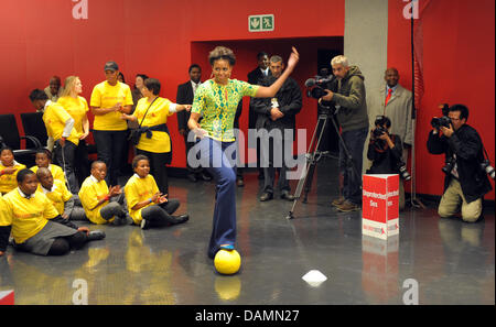 US First Lady Michelle Obama spielt den Ball, wenn sie Kinder eines Sozialprojekts in Greenpoint Stadion trafen sich am Donnerstag, 23. Juni 2011. Sie traf sich mit Erzbischof Desmond Tutu in Kapstadt. Ehefrau von US-Präsident Barack Obama ist auf ein zwei Länder fünf-Tage-Tour durch Südafrika und Botswana. Ralf Hirschberger dpa Stockfoto