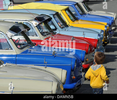 Die ersten Trabis sind auf dem Platz der Voelkerfreundschaft für das 16. internationale Trabant-treffen in Zwickau, Deutschland, 24. Juni 2011 geparkt. Bis zu 400 Trabant aus zehn Ländern werden nach zwei Jahren Pause für das Treffen von Fans des ostdeutschen Autos erwartet. Foto: HENDRIK SCHMIDT Stockfoto