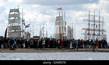 Zuschauer beobachten die traditionellen Windjammer-Parade der Kieler Woche in Kiel, Deutschland, 25. Juni 2011. Ca. 120 hoch und traditionelle Schiffe sowie Ausschreibungen an der Veranstaltung teilnehmen. Zehntausende von Menschen beobachten die Parade auf Land und Meer. Foto: Carsten Rehder Stockfoto