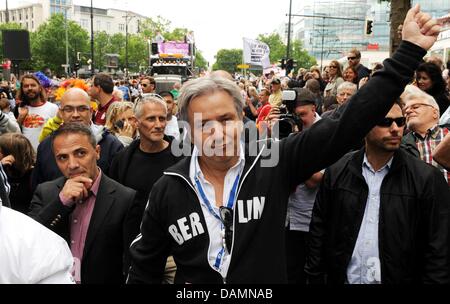 Die EZB Bürgermeister von Berlin Klaus Wowereit (M) wirft seine Faust während der Christopher Street Day (CSD) Parade in Berlin, Deutschland, 25. Juni 2011. Jedes Jahr am CSD, erinnern homosexueller Männer und Frauen die Polizei brutal Angriff auf Homosexuelle in New York im Jahr 1969. Foto: Maurizio Gambarini Stockfoto