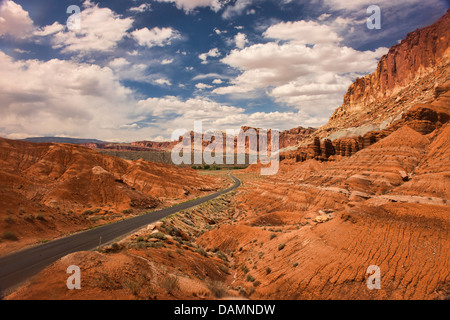 Straße durch Capital Reef National Park, Utah. Stockfoto